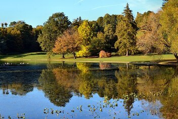 Claremont_Landscape_Garden,_autumn_colours_round_the_lake